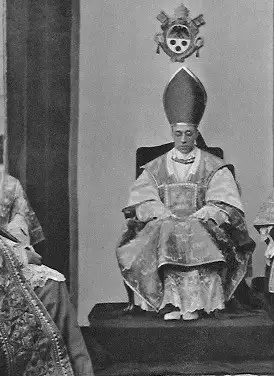 Papst Pius XII. in seinen päpstlichen Gewändern auf seinem Papststuhl