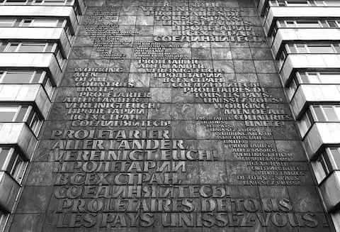 Verbreitung der Lehren von Marx: Proletarier aller Länder in verschiedenen Sprachen