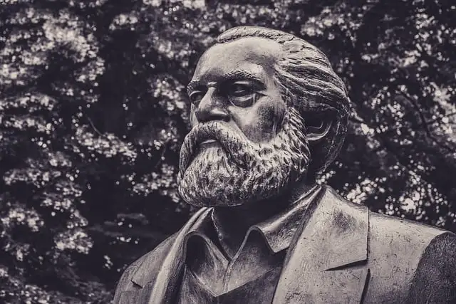 Historische Skizze des Sozialismus: Eine Statue von Karl Marx