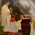 Vorurteile gegen Messe und Kommunion: Der Priester zeigt die konsekrierte Hostie